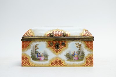 Lot 115 - French porcelain box with hinged cover
