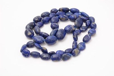 Lot 3 - A 1920s single-strand necklace of graded lapis lazuli beads