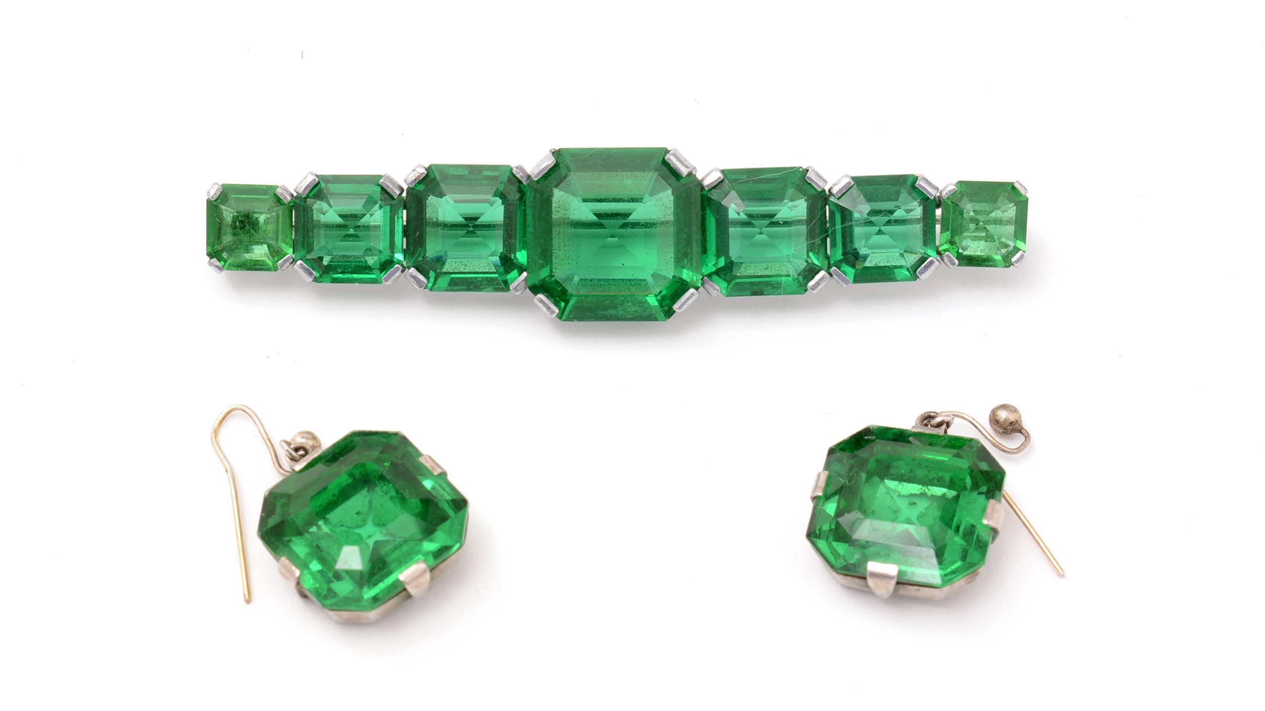 Lot 8 - A 1930s Art Deco square-cut emerald green demi-