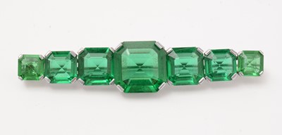 Lot 8 - A 1930s Art Deco square-cut emerald green demi-parure
