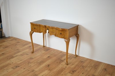 Lot 22 - A 20th Century Georgian style walnut veneer writing table