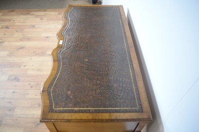 Lot 22 - A 20th Century Georgian style walnut veneer writing table