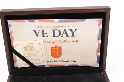 Lot 540 - The 70th Anniversary of VE Day Guernsey £5 gold proof coin