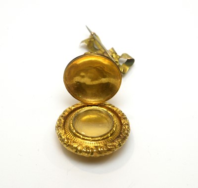 Lot 172 - A 19th Century yellow gold vinaigrette locket