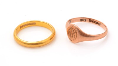 Lot 194 - A hold signet ring and wedding band