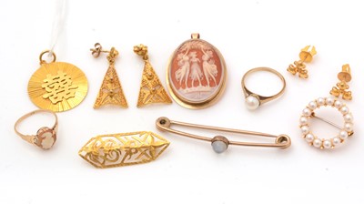 Lot 199 - A selection of gold and other jewellery.