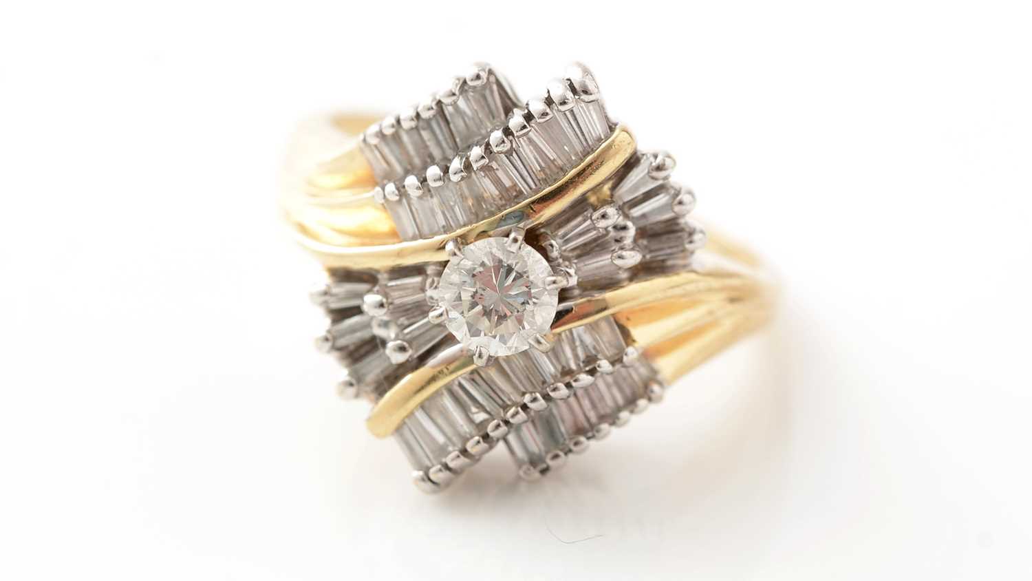 Lot 153 - A diamond dress ring