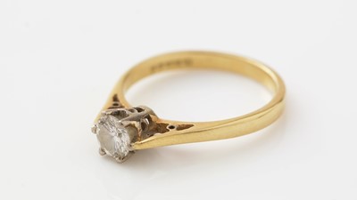 Lot 419 - A solitaire diamond ring