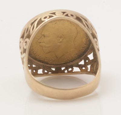 Lot 125 - A gold sovereign ring and other gold items