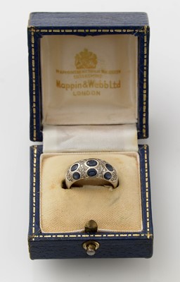 Lot 414 - A sapphire and diamond ring