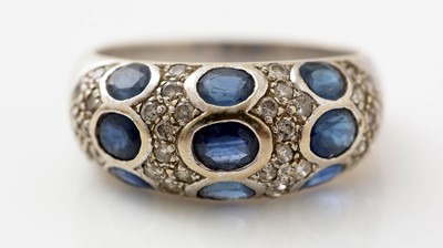 Lot 414 - A sapphire and diamond ring
