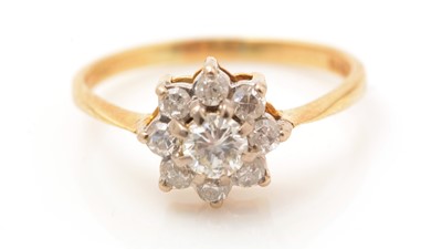 Lot 174 - A diamond cluster ring