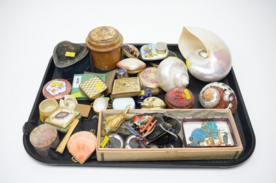 Lot 470 - A selection of Collectors' items, including: shell purses, trinket jars, compacts, etc.