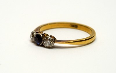 Lot 221 - A sapphire and diamond ring