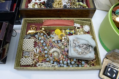 Lot 145 - Costume jewellery and coins