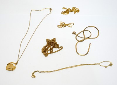 Lot 136 - A selection of 9ct yellow gold chains