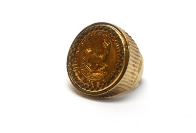 Lot 156 - A South Africa gold 2 rand coin ring