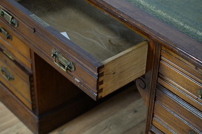Lot 29 - An early 20th century Edwardian mahogany writing desk.