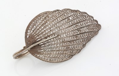 Lot 168 - A George III silver filigree caddy spoon