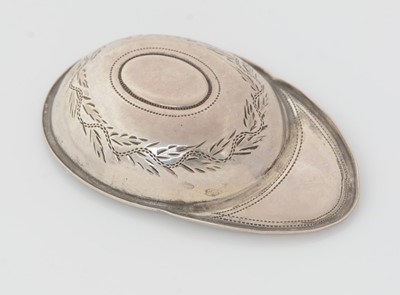 Lot 178 - A George III silver 'jockey cap' caddy spoon