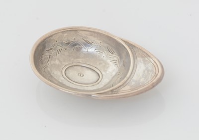 Lot 178 - A George III silver 'jockey cap' caddy spoon