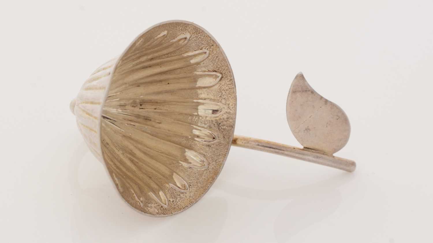 Lot 275 - A George III rare silver caddy spoon