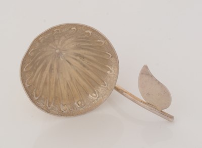 Lot 275 - A George III rare silver caddy spoon