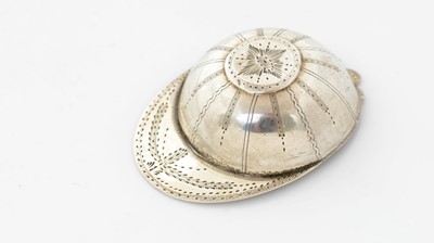 Lot 221 - A George III silver jockey cap caddy spoon