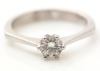 Lot 447 - A single stone diamond ring