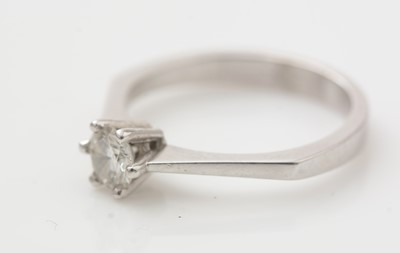 Lot 447 - A single stone diamond ring