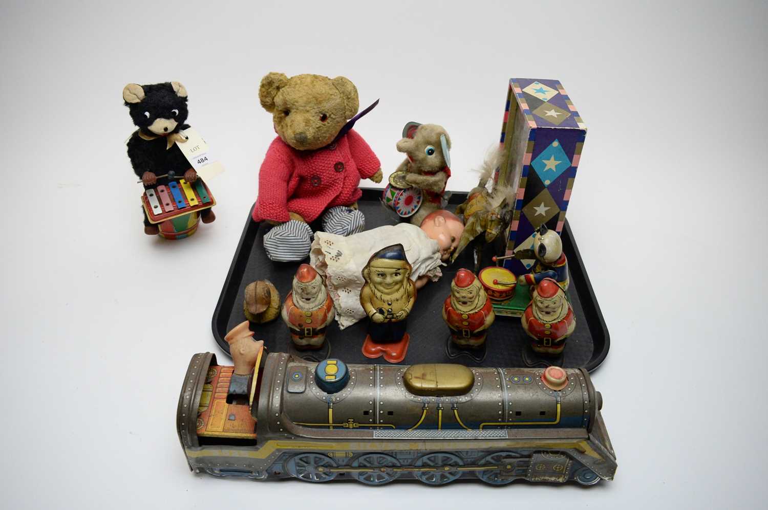 Lot 484 - A selection of vintage tin plate and other toys and models.