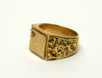 Lot 203 - A 9ct yellow gold signet ring