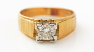 Lot 439 - A solitaire diamond ring