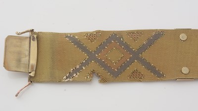 Lot 403 - An Art Deco 9ct gold and enamel bracelet