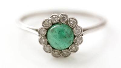 Lot 517 - An Edwardian emerald and diamond cluster ring