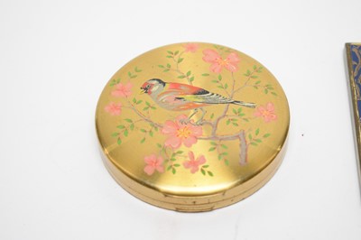 Lot 84 - 1940s bird-themed loose powder compacts by Stratton and others