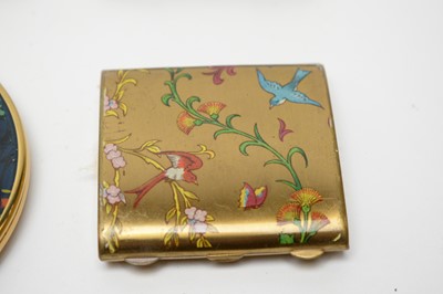Lot 84 - 1940s bird-themed loose powder compacts by Stratton and others