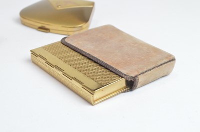 Lot 85 - Late 1940s novelty goldtone compacts including Volupe "Lucky Purse" and