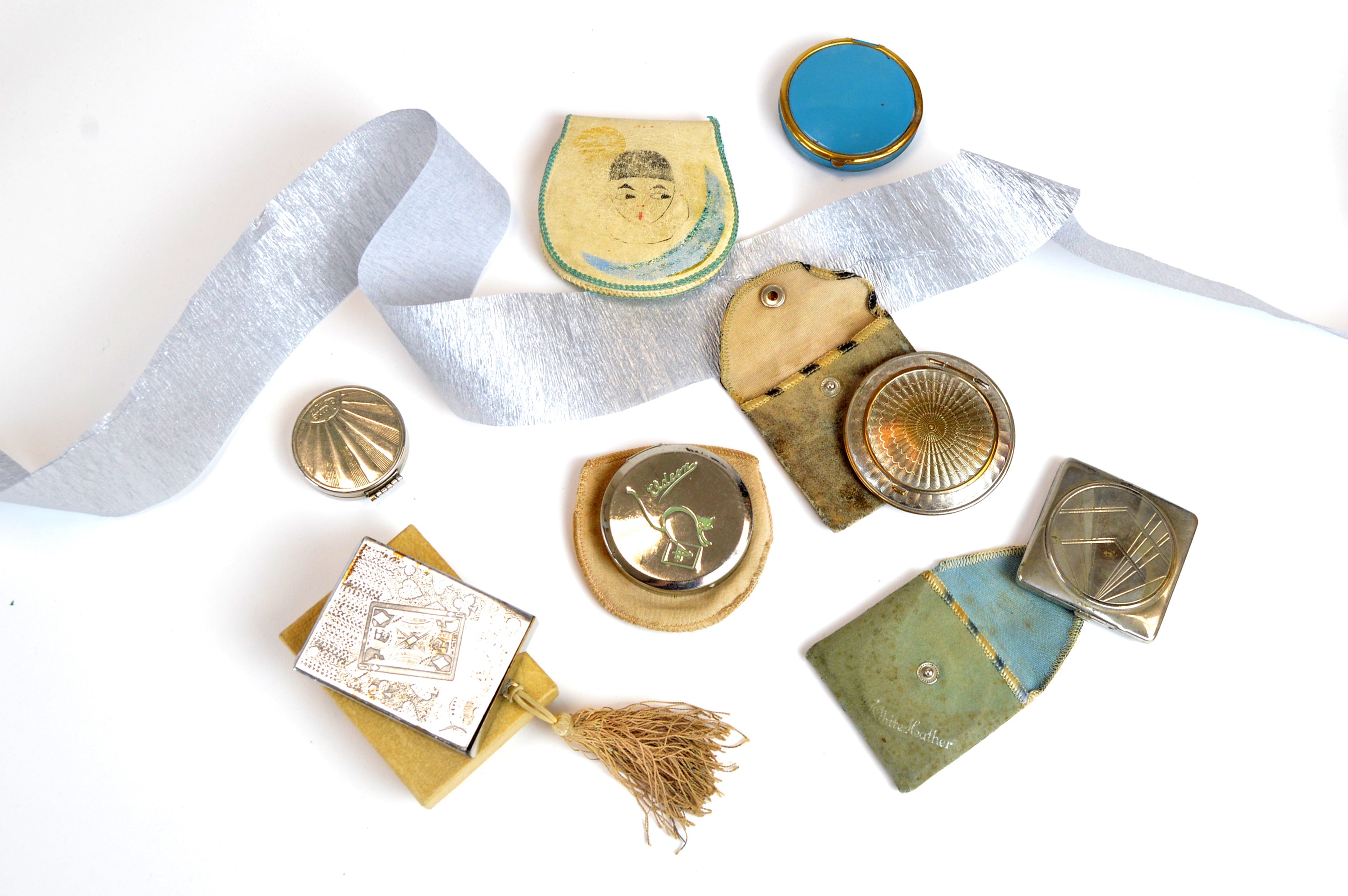 Lot 41 - 1920s Art Deco powder compacts, by Saville,