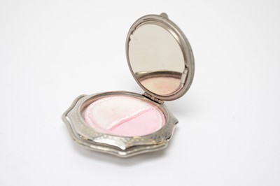 Lot 53 - 1930s Romantic Revival period powder compacts and vanity cases
