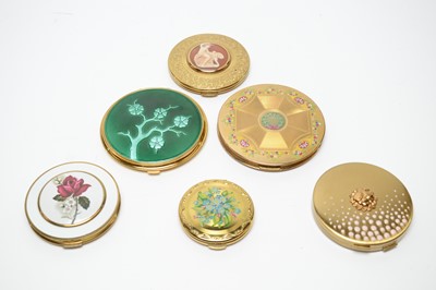 Lot 92 - 1940s pressed and loose powder compacts