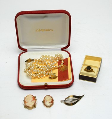 Lot 191 - A selection of jewellery items