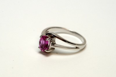 Lot 212 - A pink sapphire ring