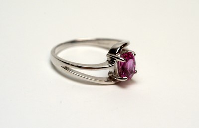 Lot 212 - A pink sapphire ring