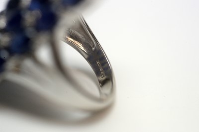 Lot 220 - A sapphire cabochon and diamond dress ring