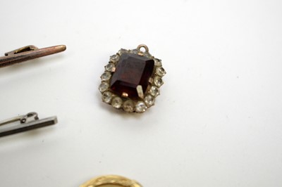 Lot 86 - A selection of gold and other jewellery