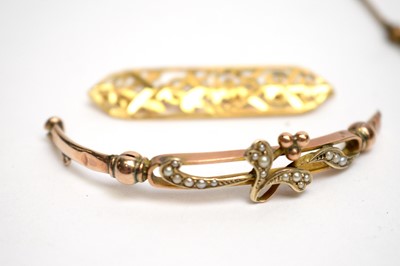 Lot 107 - Assorted gold jewellery, including an 18ct gold pierced tie pin