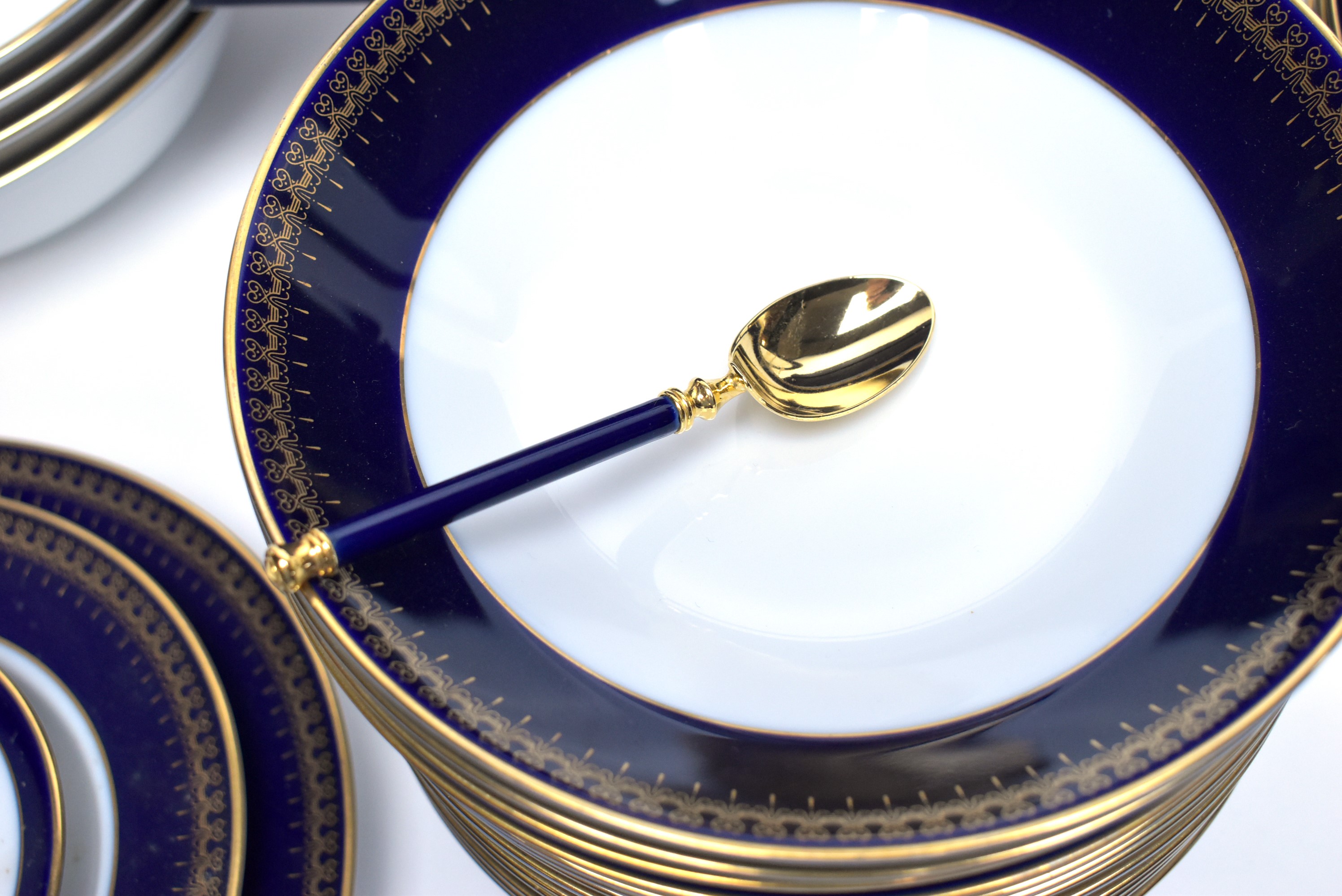 Lot 913 - An extensive Romanov porcelain dinner and