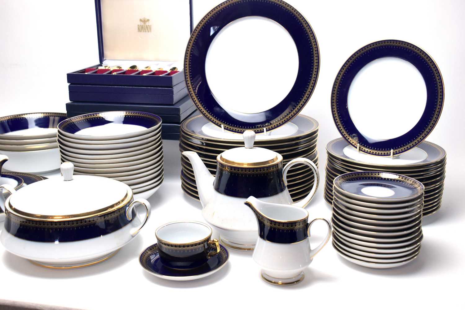 Lot 913 - An extensive Romanov porcelain dinner and