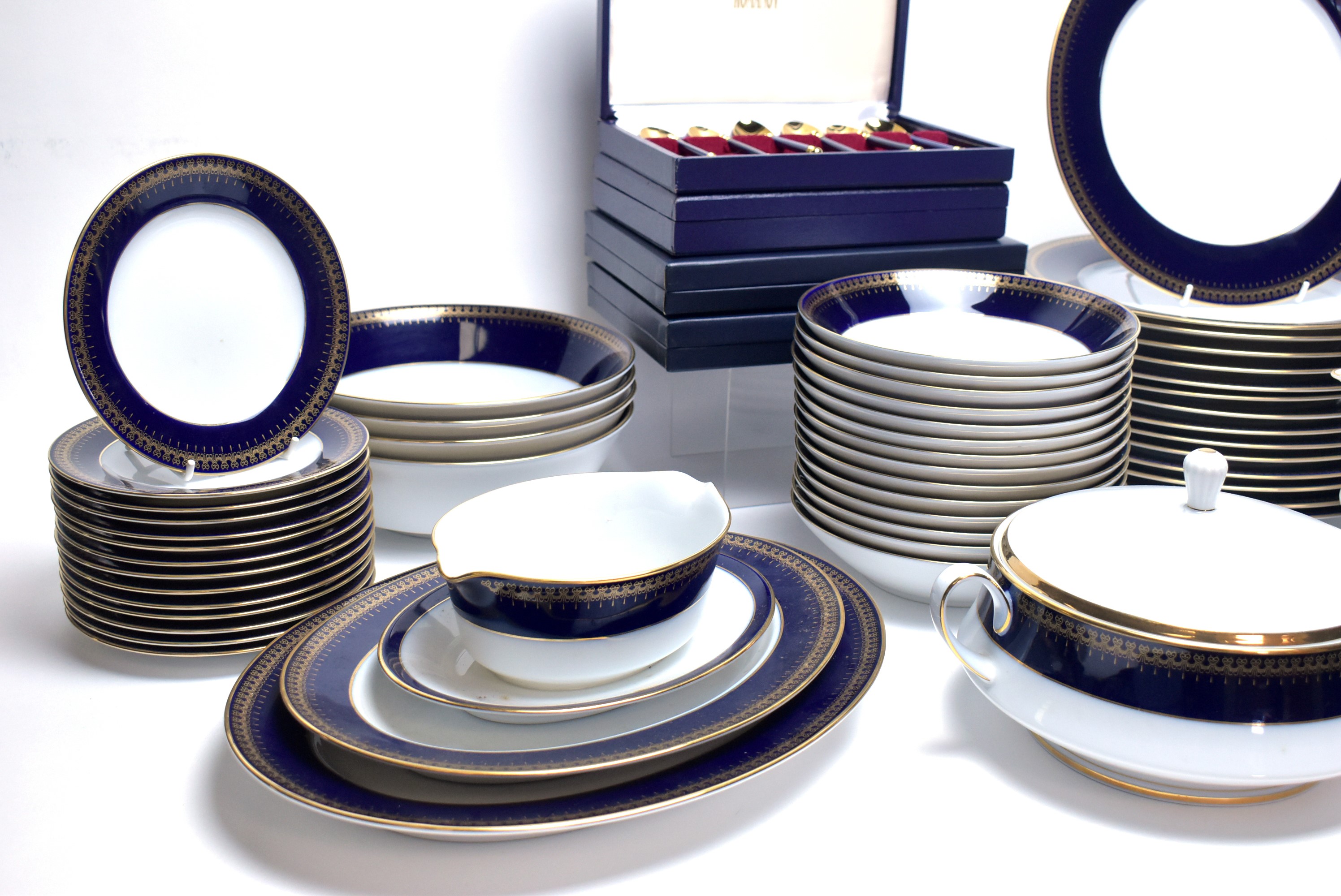 Lot 913 - An extensive Romanov porcelain dinner and